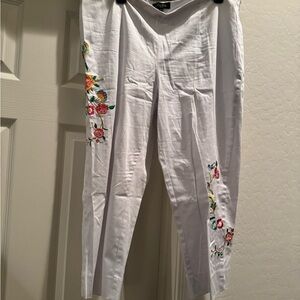 Melissa Paige. capri pants featuring multicolor floral embroidery size 14P artsy